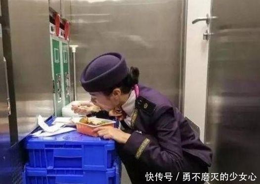 「美女」为什么在高铁上，很少看到乘务员吃饭？来听听美女乘务