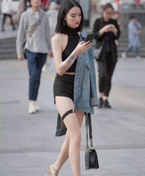  美女■街拍：一貌倾城的美女，一条白色的吊带连衣裙，青春靓丽气质美