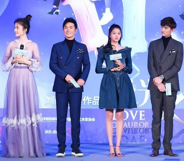 170的赵韩樱子和173的关晓彤同框，身高却互换！究竟是谁说