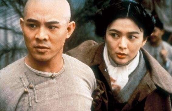 #陈美琪#关之琳与光头男再出街,带两保姆专门遛狗,告别富商的她终成女神