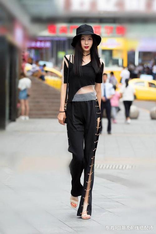 街拍：图2时尚美女，裤叉开得很深，图5美女真时髦，凉鞋配丝袜