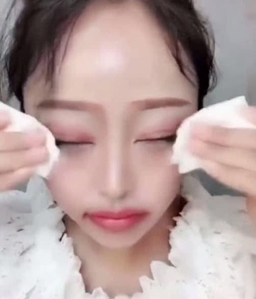 58岁大妈直播卸妆，素颜震惊全网，网友：别拦我，我先跪了