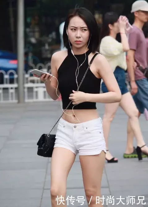 时尚穿着 妹子身穿火辣漏脐装，大秀纤细好身材