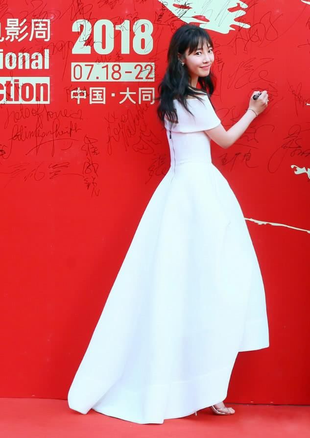 白百何瘦了有20斤吧!裙子咋像剁碎的“五花肉”,意外很少女