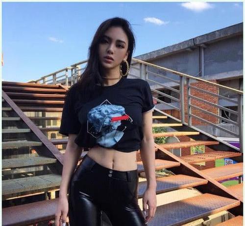 散发时尚魅力的皮裤搭配，分分钟塑造女性的优雅魅力