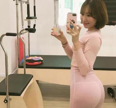 健身房的打底裤美女，清纯又可爱，美丽又时尚