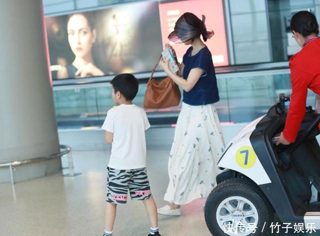 赵薇瘦了衣品也上升，穿牛仔短袖走机场，一点儿不输35岁黄圣依！