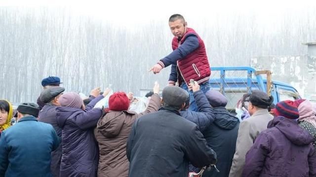 「电热毯」防不胜防，养老的钱都被骗光！揭秘农村2大骗局，防止被骗养老钱