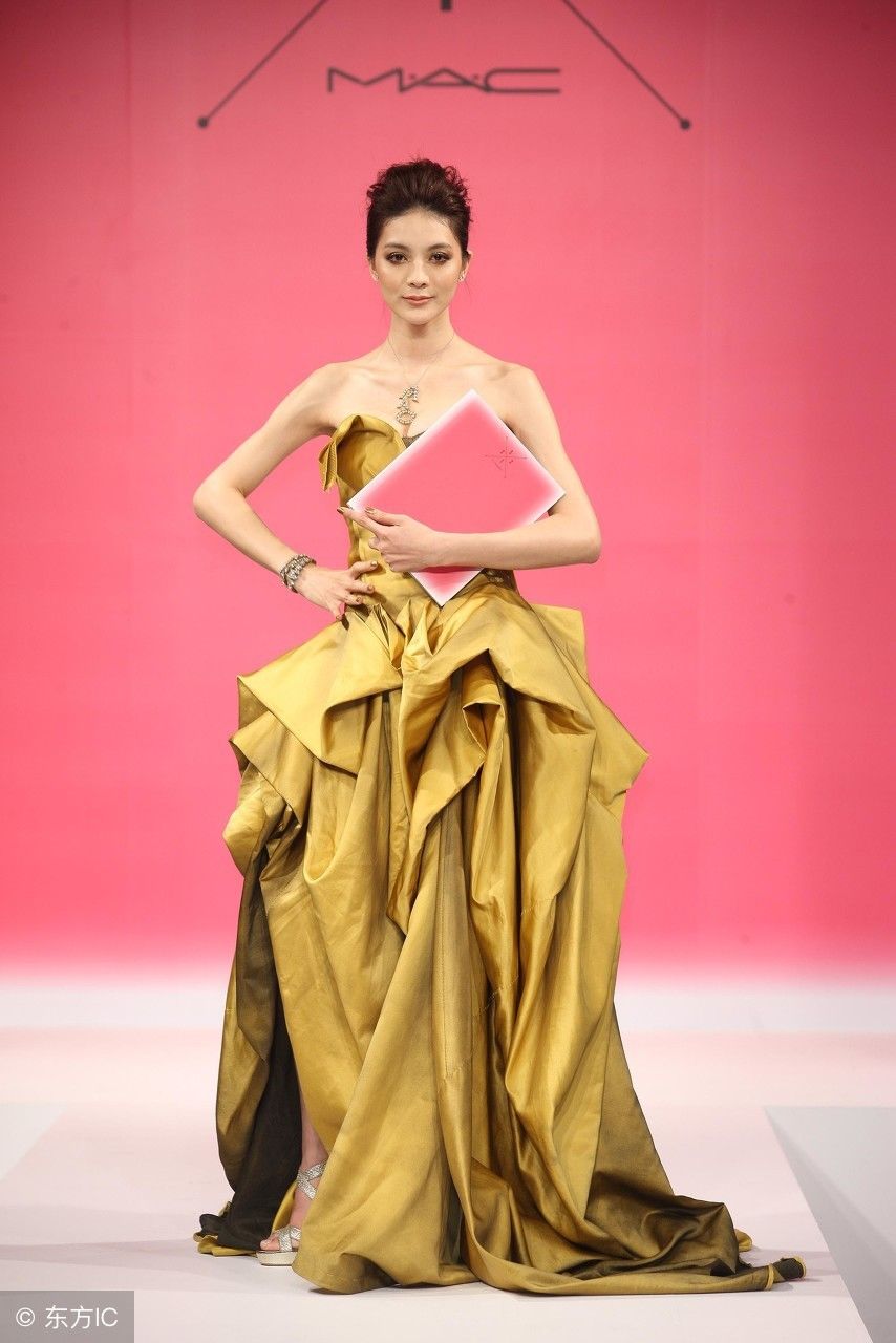 吴亚馨:这一身礼服，绝对的女神范儿