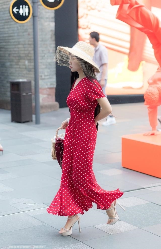 小姐姐|路人街拍,靓女搭配着一条红色的包臀半裙,显得更加的有魅力
