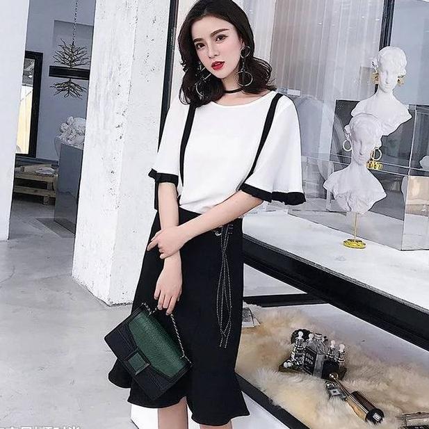 高跟黑丝配短裙，这才是这个夏天最性感的穿搭