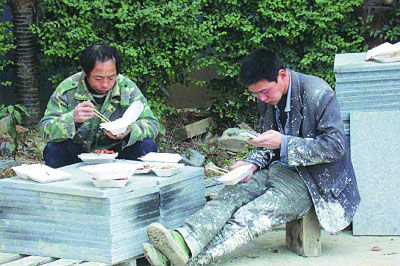 被我国淘汰掉的“解放鞋”竟成欧美新时尚，75美元一双都卖断货!