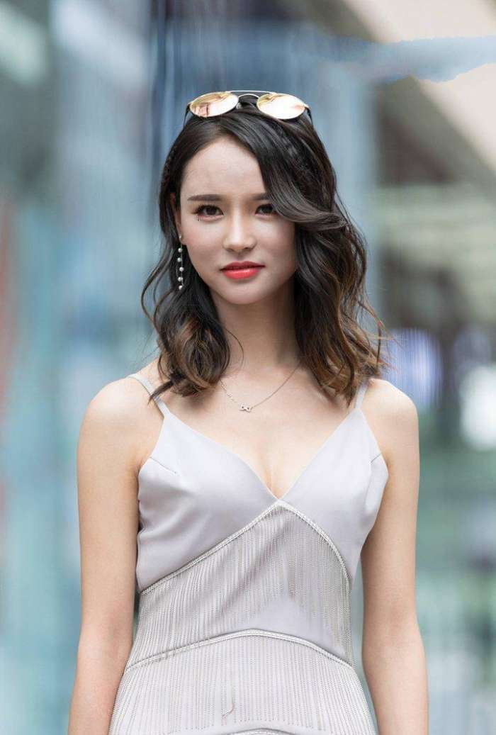 街拍：一件吊带裙, 穿得清爽时尚, 展现都市女性的娇柔动人