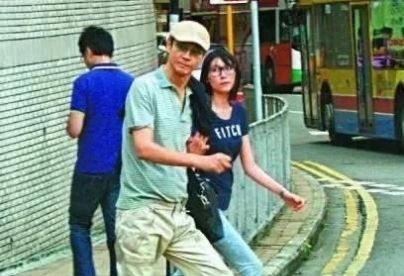 沈殿霞:郑欣宜与父亲后妈一家人团年照曝光, 郑少秋小女儿罕见露面很惊艳