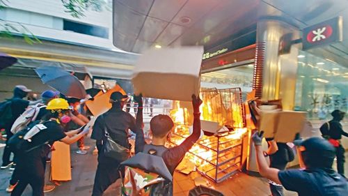  「校方」香港恒生大学教师穿黑衣戴头盔面罩上课，校方却这样回