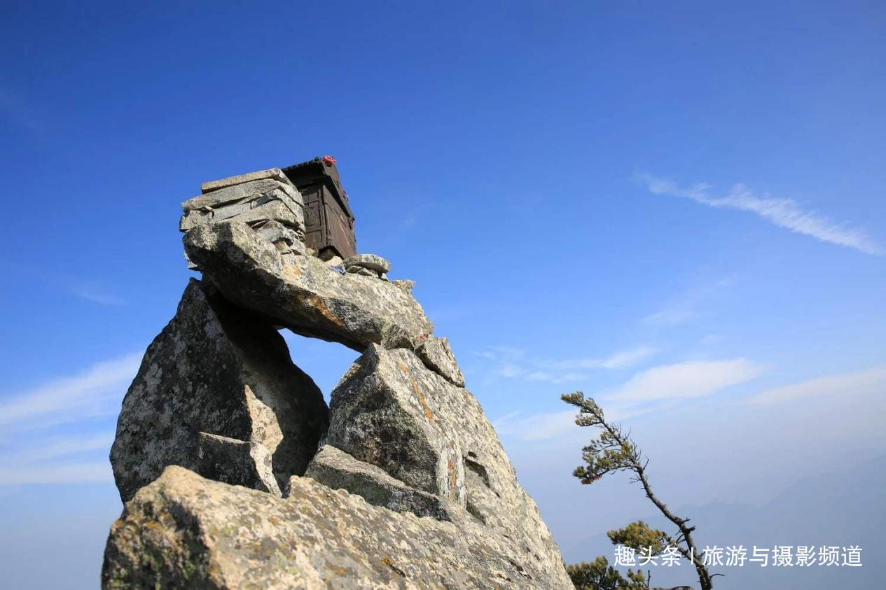 中国一山顶巨石上,放着“一吨重铁庙”四周皆悬崖却千年不倒