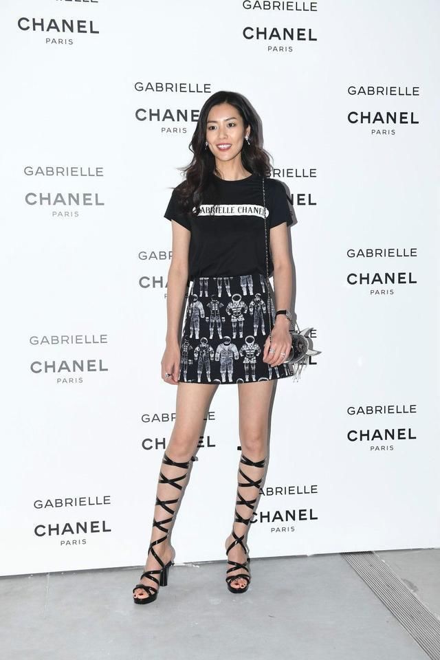 刘雯裤腰带都得绕两圈，想穿牛仔裤真难！