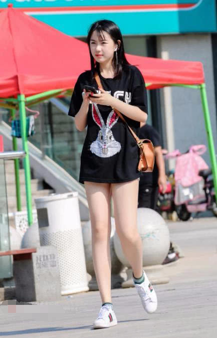 乖巧小姐姐时尚的服装，让小姐姐甚是迷人，可爱的表情很是吸引目