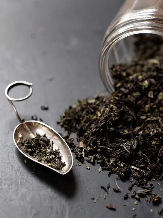 洗头时放2粒这个，头发乌黑不出油，再也不用去洗发店!