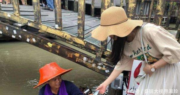 在泰国住宾馆，离开时放20泰铢在枕头下，回去时会发现小惊喜