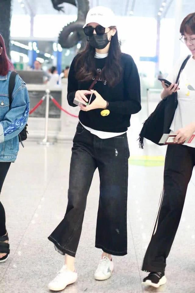 看了关晓彤的机场秀，再看看迪丽热巴的，难怪鹿晗会这么喜欢她!