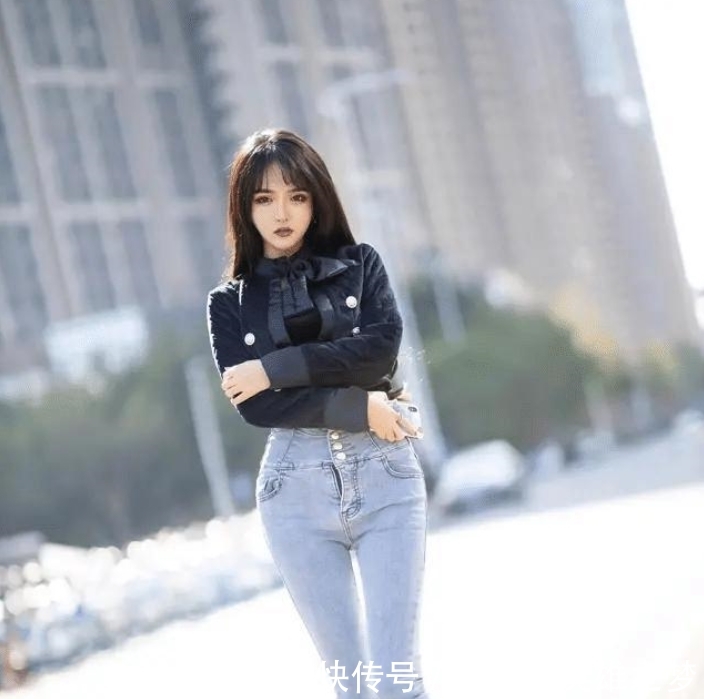 辣妈@紧身牛仔裤秀出完美身材，网友：太“辣”了！，街上偶遇时尚辣妈