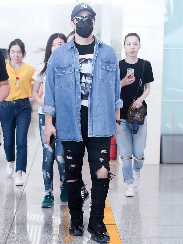 潘玮柏穿错衣服，后面还拖了件衬衫，网友：腿去哪儿了？