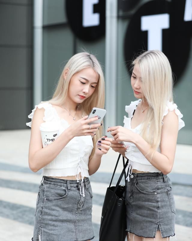 『显瘦』路人街拍,T恤修身显瘦,半身裙穿出大长腿