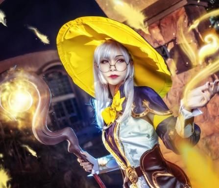  『设计』王昭君的“V领牛角鞋”火了，这设计简直绝了，一双腿瘦了近两圈