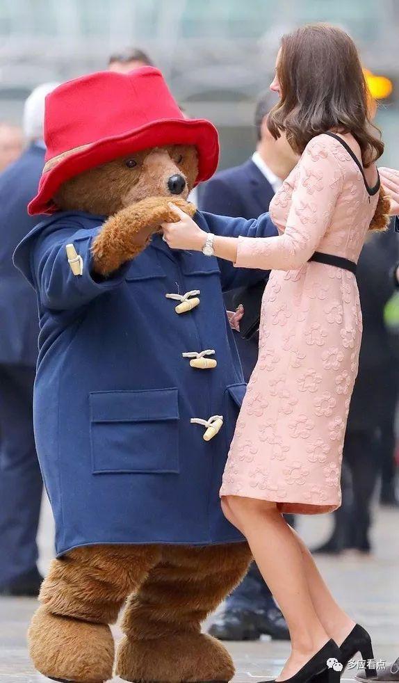 凯特王妃三胎不显肚穿粉色蕾丝裙和帕丁顿熊跳