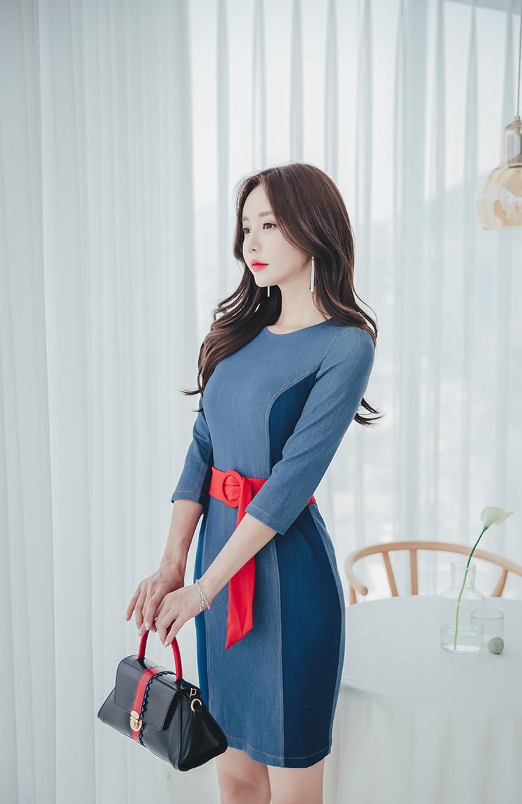  「件衣服」连衣裙：吸睛的服装令人喜欢，职场中的精致女人