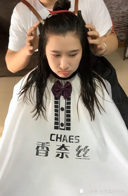 可爱的小姐姐理发,一脸的不开心剪完笑起来太好看了