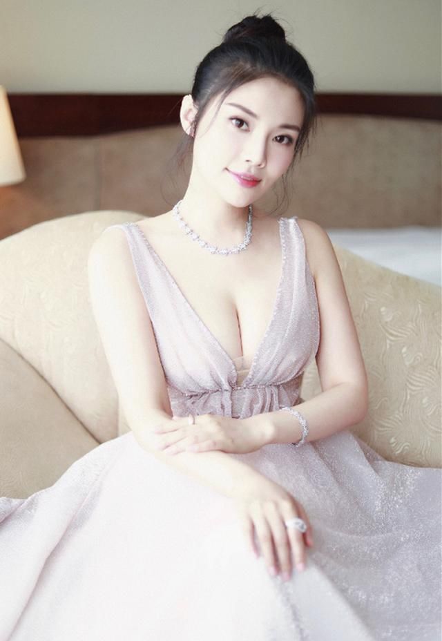 28岁徐冬冬白T红裤现身机场胸围傲人，网友：这身材真的是绝了！