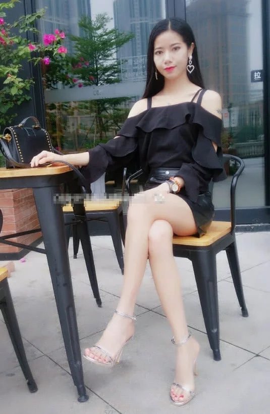 气质小姐姐独坐咖啡馆，包臀裙尽显逆天大长腿，性感小蛮腰让人着