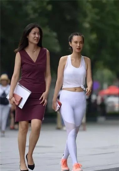 两位小姐姐大街上争艳，白色紧身裤小姐姐甩紫色连衣裙小姐姐十条