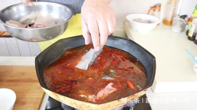  「详细」爱吃水煮鱼不会做，大厨详细教你做法步骤，20块钱本钱够全家人吃