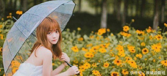 甜美大眼萝莉美女雨后街拍写真图片