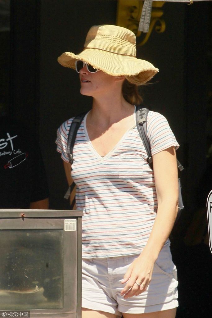 米西派勒戴草帽墨镜遮面似度假 私服简单似路人甲长腿抢镜