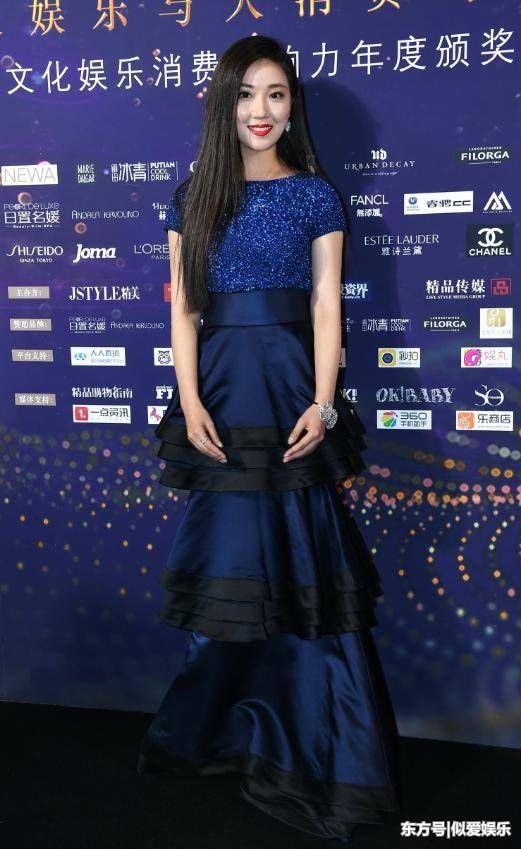 菅韧姿与造型师“闹掰”了?好好的连衣裙被鞋子毁了，不忍直视!