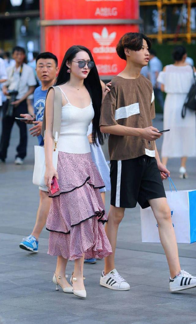 小姐姐散步,优雅亮丽出众气质,小蛮腰女神!