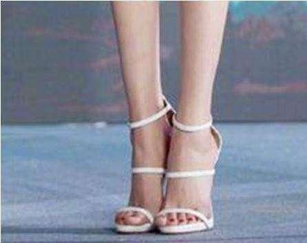 杨幂脚都垂直了，白百合“美人尖”戳进肉，这样的高跟鞋你穿吗？