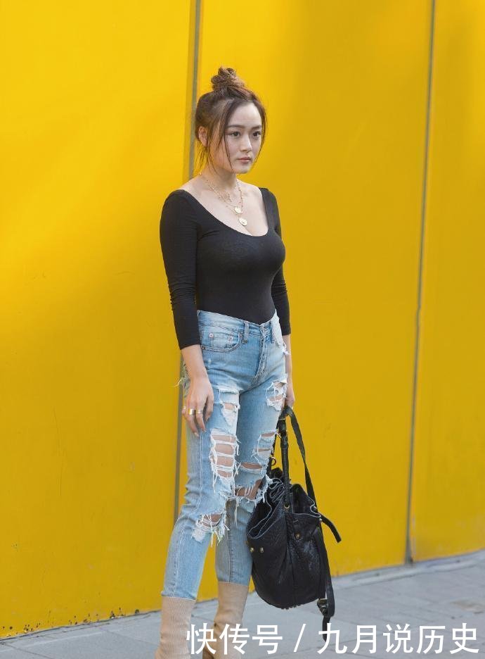  『小姐姐』街拍小姐姐的搭配和这个背景墙很搭哦！你觉得呢