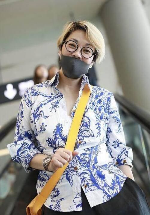 50岁金星真厉害！穿裙子露出小腿“硬块”，黑丝袜衬出力量美！