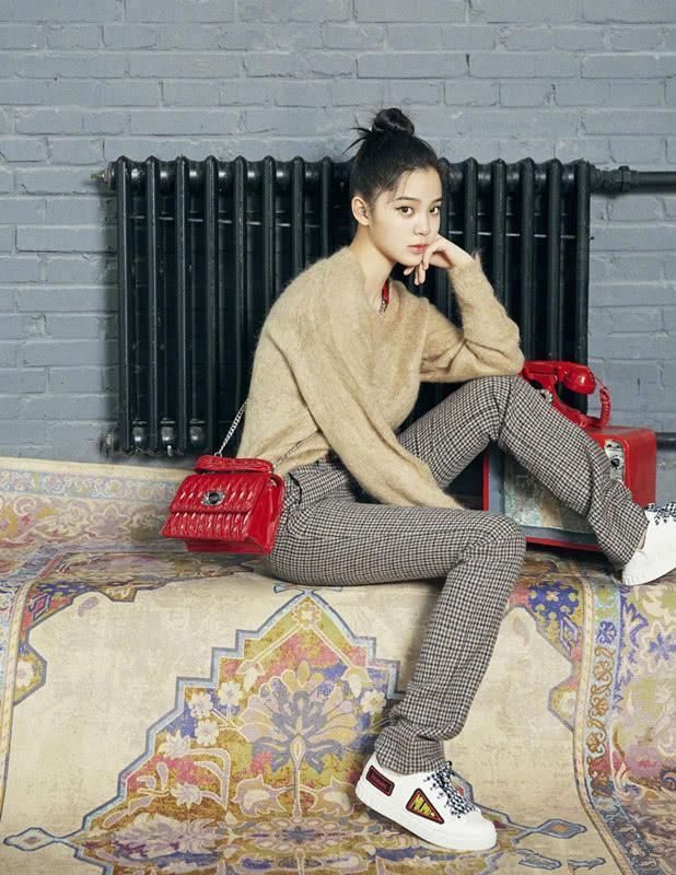 欧阳娜娜也去上学了，穿健身裤显活力，真想和这样的学妹成校友！