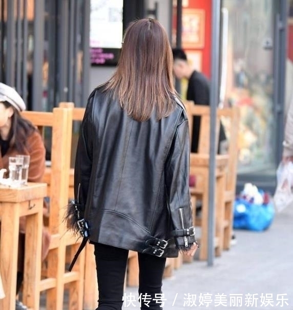 短袖|街拍:眉清目秀的美女,一件条纹短袖配牛仔热裤,时尚魅力气质美