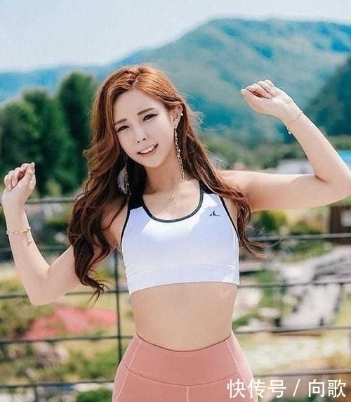 美女|打底裤的装扮动感有魅力,更显美女的苗条身姿