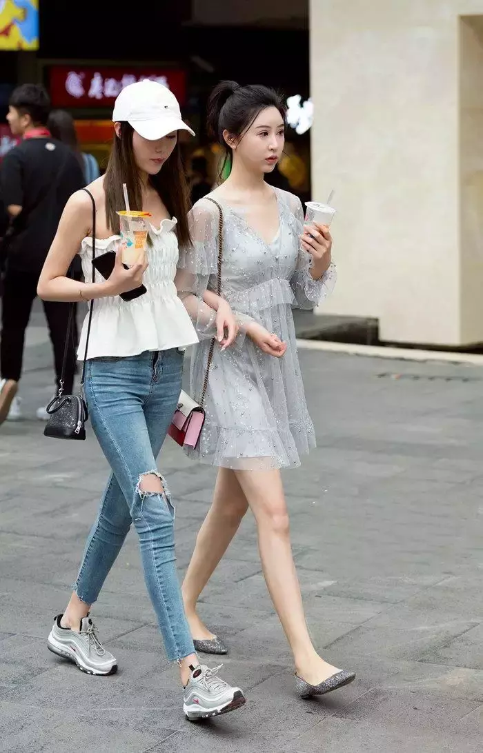 街拍，优雅的白色连衣裙，潮流又迷人，你值得拥有!