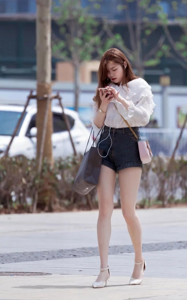 小姐姐修身穿搭尽显玲珑有致的身材,走在熟悉的路上,听着自己喜