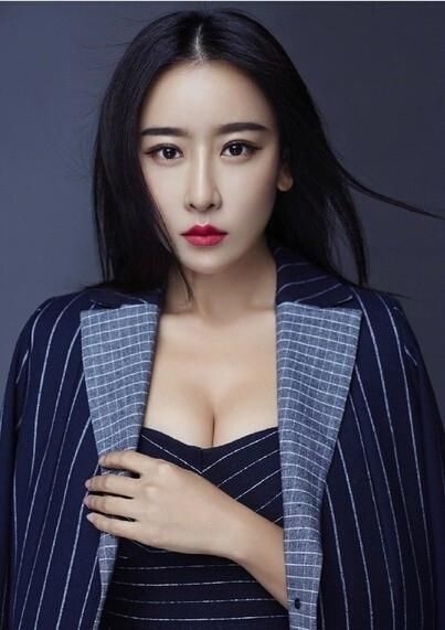 已经生完孩子的毛俊杰，穿鱼尾裙身材似少女，哪里像33岁！