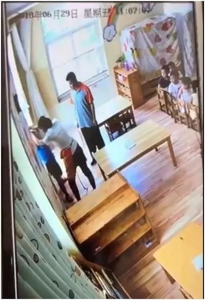 陕西幼儿园女教师与5岁男童打斗 园方:涉事老